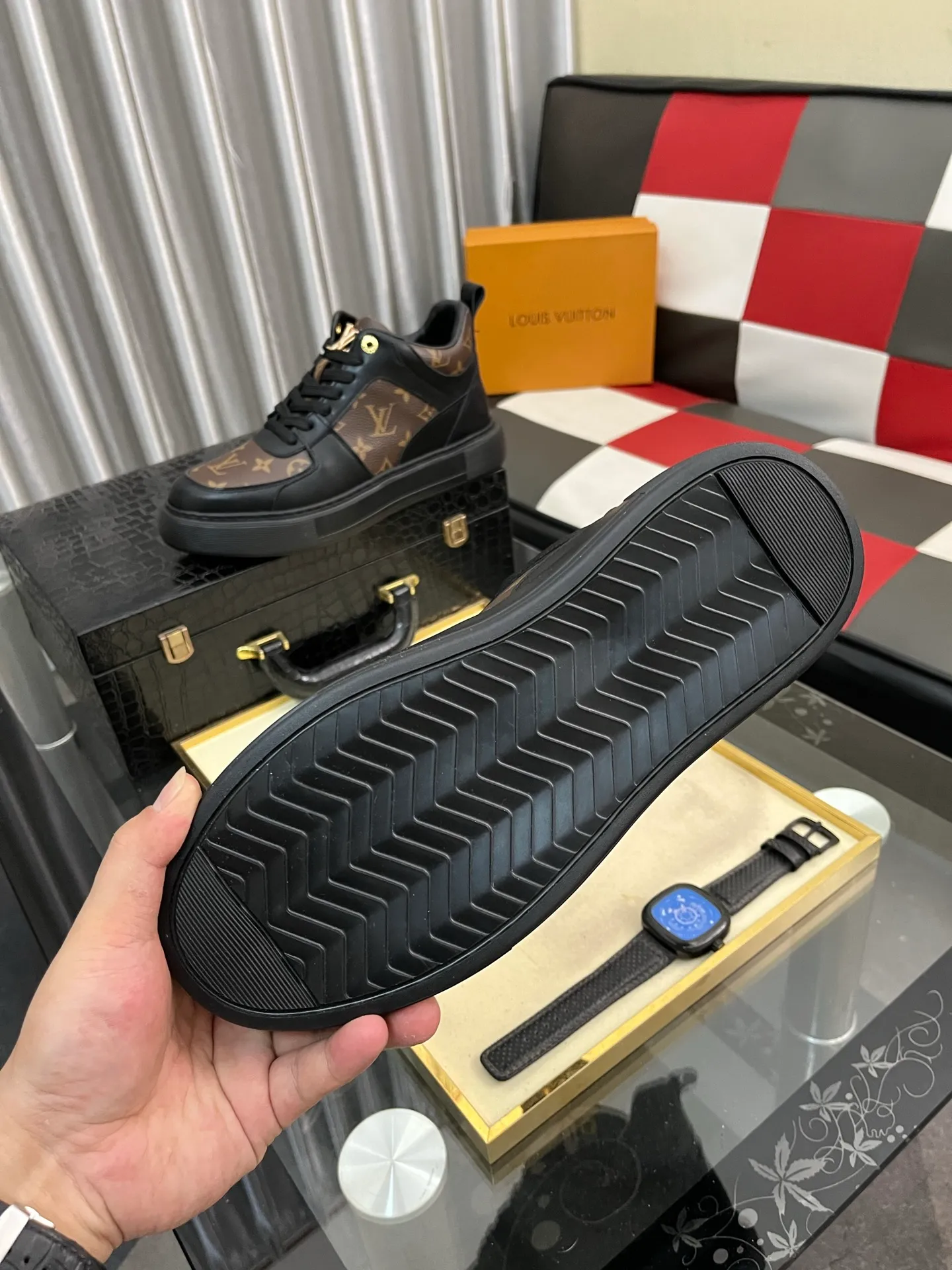 Men's shoes 💰458⌚️⌚️《Louis vuitton/LV Louis Vuitton》original quality.~ Unique modern style sneakers. 🏃A must-have casual shoe for trendy men😍😍 Original brand imported from Italy, imported original leather, cowhide lining (refuses to discolor and grind feet) sole: original sole provided by the original factory, French lazy style design ⚠️Fit to the feet, original quality, super comfortable original sole. Code number: 38-442️⃣Colors available